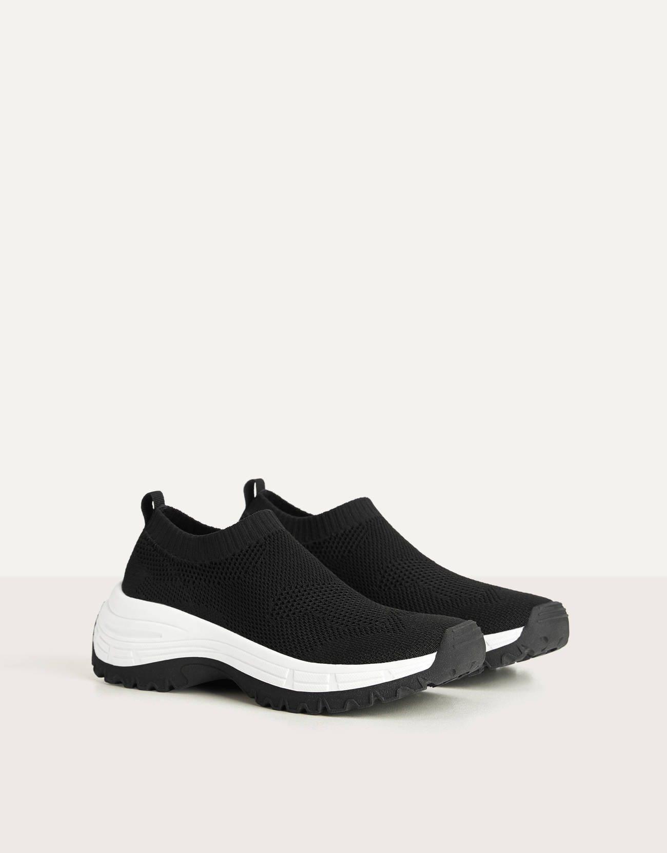 Sneaker mit Netzstoff und Socken